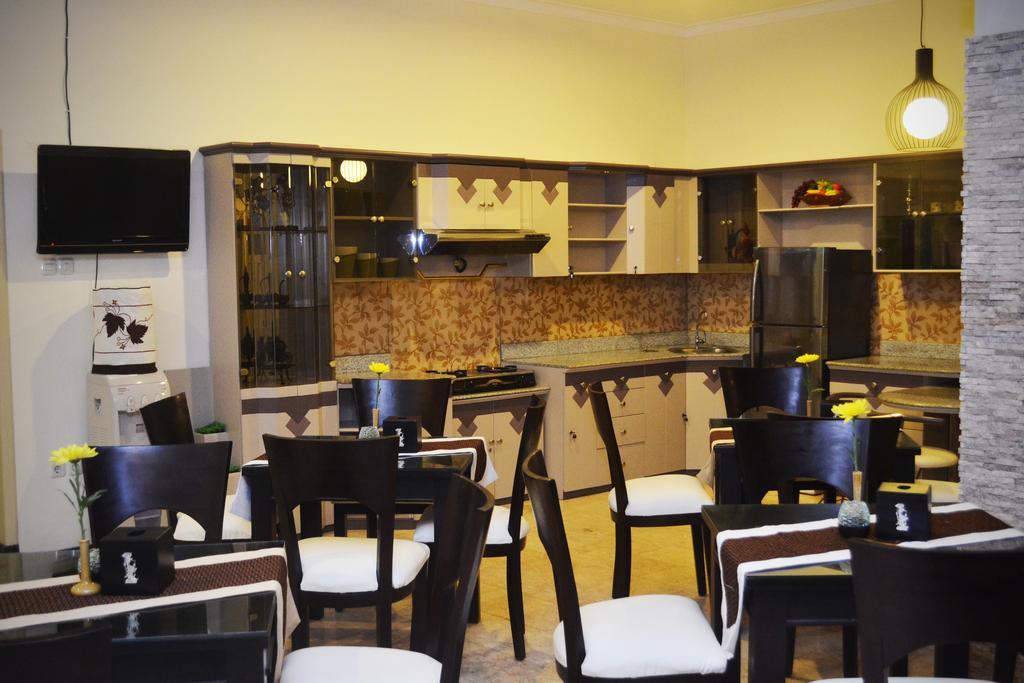 Srikandi Guesthouse Malang Zewnętrze zdjęcie